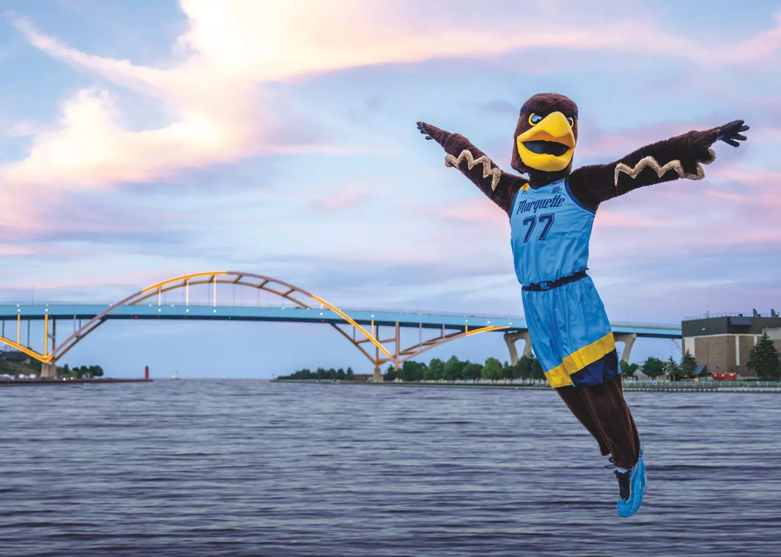 2024, iggy, golden, eagle, hoan, bridge, blue, gold, mascot
Iggy at the Hoan Bridge
Iggy Milwaukee Hoan Bridge