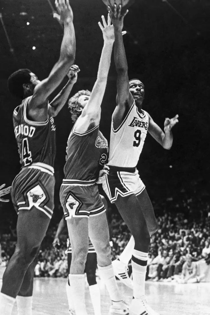 INGLEWOOD, CA - 1979: Jim Chones #9 of the Los Angeles Lakers drives to the basket during the game against the Chicago Bulls at The Forum in Inglewood, California circa 1979. NOTE TO USER: User expressly acknowledges that, by downloading and or using this photograph, User is consenting to the terms and conditions of the Getty Images License agreement. Mandatory Copyright Notice: Copyright 1979 NBAE (Photo by NBA Photo Library/NBAE via Getty Images)