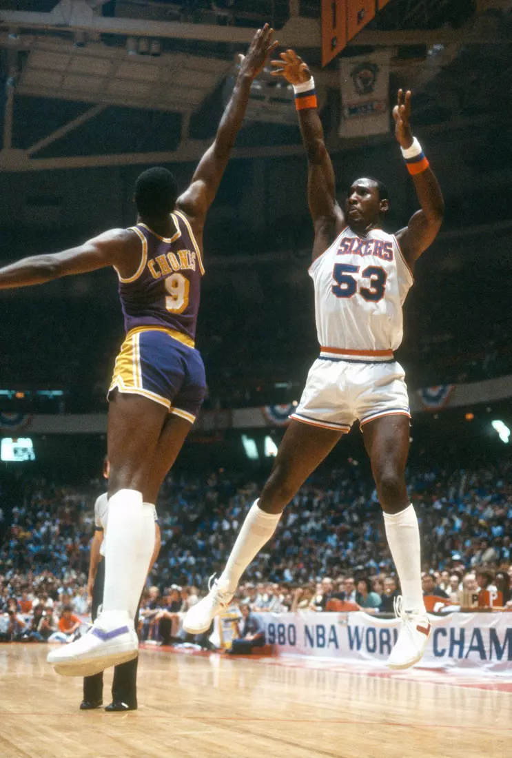 PHILADELPHIA, PA - CIRCA 1980: Darryl Dawkins #53 of the Philadelphia 76ers shoots over Jim Chones #9 of the Los Angeles Lakers during an NBA basketball game circa 1980 at The Spectrum in Philadelphia, Pennsylvania. Dawkins played for the 76ers from 1975-82. (Photo by Focus on Sport/Getty Images)