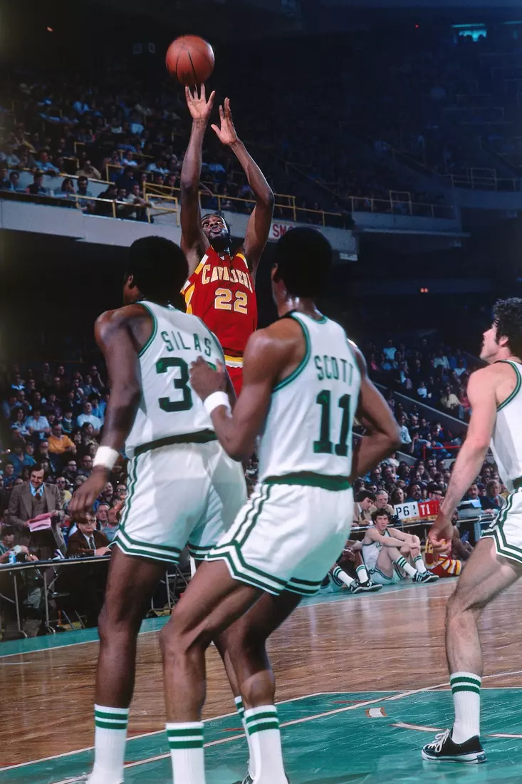BOSTON - 1976: Jim Chones #22 of the Cleveland Cavaliers shoots a jumper against Paul Silas #35 of the Boston Celtics during a game played in 1976 at the Boston Garden in Boston, Massachusetts. NOTE TO USER: User expressly acknowledges and agrees that, by downloading and or using this photograph, User is consenting to the terms and conditions of the Getty Images License Agreement. Mandatory Copyright Notice: Copyright 1976 NBAE (Photo by Dick Raphael/NBAE via Getty Images)