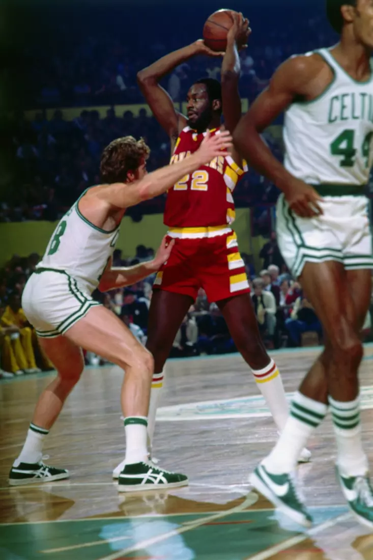 BOSTON - 1978: Jim Chones #22 of the Cleveland Cavaliers looks to pass against Dave Cowens #18 of the Boston Celtics during a game played in 1978 at the Boston Garden in Boston, Massachusetts. NOTE TO USER: User expressly acknowledges and agrees that, by downloading and or using this photograph, User is consenting to the terms and conditions of the Getty Images License Agreement. Mandatory Copyright Notice: Copyright 1978 NBAE (Photo by Dick Raphael/NBAE via Getty Images)