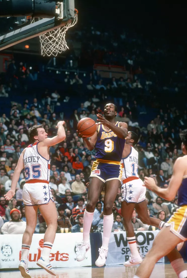 LANDOVER, MD - CIRCA 1980: Jim Chones #9 of the Los Angeles Lakers goes in for a layup over Kevin Grevey #35 of the Washington Bullets during an NBA basketball game circa 1980 at the Capital Centre in Landover, Maryland. Chones played for the Lakers from 1979-81. (Photo by Focus on Sport/Getty Images)