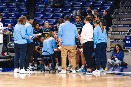 WBB Huddle JMU