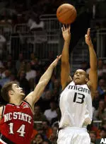 Guillermo Diaz shoots over Engin Atsur.