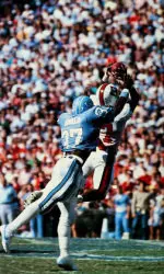 Nasrallah Worthen catches one of his eight passes in the 1986 game against North Carolina.