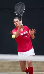 Elisha Hande won her match 6-3, 6-1 on Friday to run her singles record to 5-0 on the year.