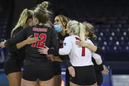 volleyball team huddle