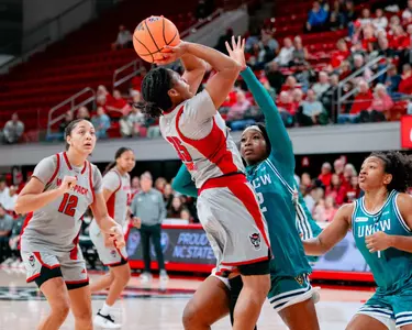 zoe brooks shoots a basket vs. uncw