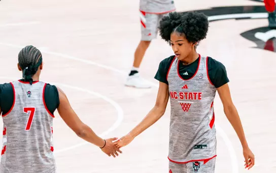 Qadence Samuels and Ky'She Lunan low five during practice during the 2025-26 season