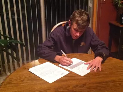 DuToit signs his NLI.