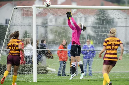 2013 Big Ten Goalkeeper of the Year, Tarah Hobbs, has 118 saves on the season for the Golden Gophers