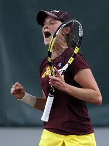 Senior Alexa Palen returned to the singles lineup and notched a two-set victory for the Gophers today in Illinois.