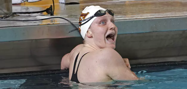 Sophomore Samantha Harding won gold in the women's 1500m freestyle at the Canadian Senior Nationals.