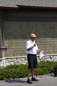 Anderson addressed the golfers before the round started.