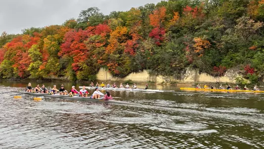 Fall rowing along Mississippi