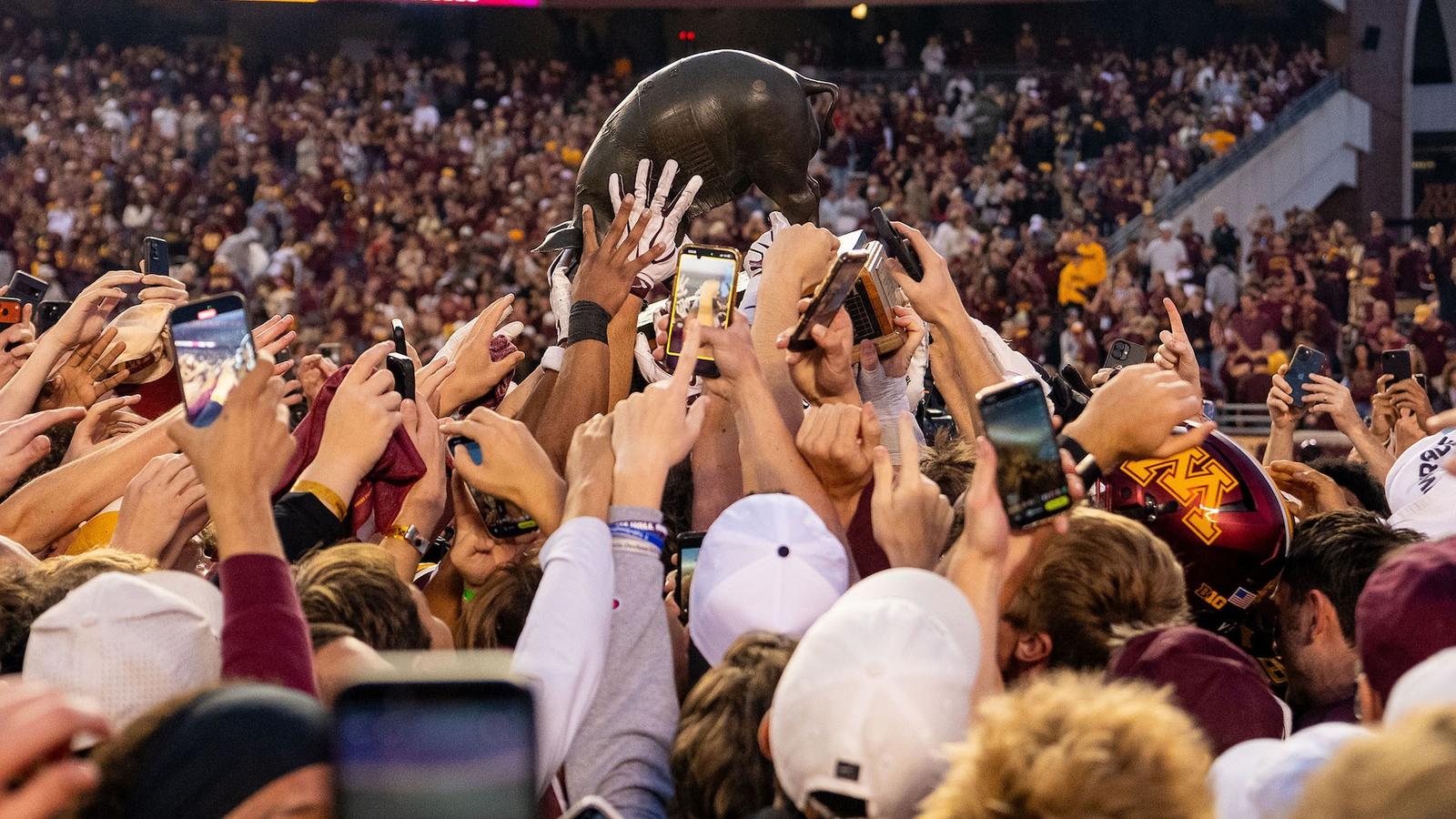 Photo: Gophersports fans, Floyd of Rosedale