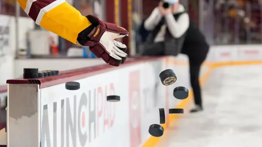 MHK sportart warmup pucks