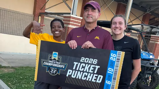 coach bingle (middle) with Nontokozo Ncube (left) and Kennedy Martinson (right) at the NCAA West Regional in Fayetteville, Arkansas