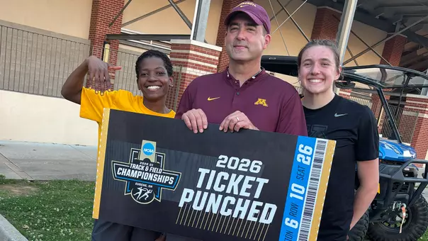 coach bingle (middle) with Nontokozo Ncube (left) and Kennedy Martinson (right) at the NCAA West Regional in Fayetteville, Arkansas