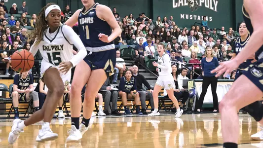 # 15 Leslie Hunter drives vs. UC Davis in 2020, Cal Poly Basketball (Photo by David E. Holmes ©)