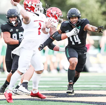 Elijah Ponder rushes the quarterback.