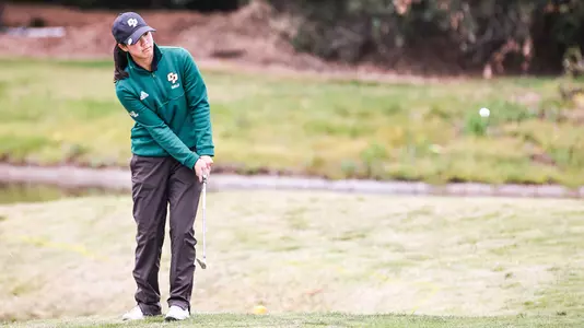 Elizabeth Scholtes chips onto the green.