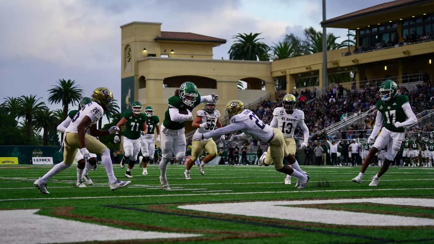 Burkhart Touchdown UC Davis (Tomas Gomez)