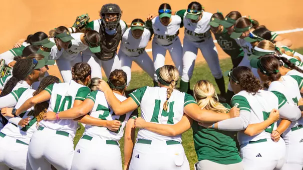 Softball Huddle UCR (Briote-Johnson)