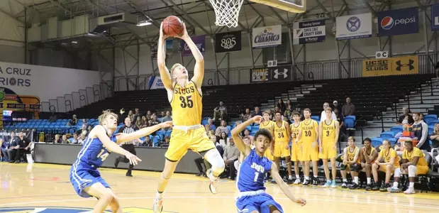 Second half comeback leads men's basketball to 63-52 win over Johnson & Wales Image
