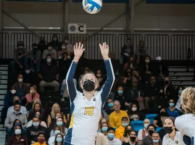 UCSC Volleyball- Lauren sets