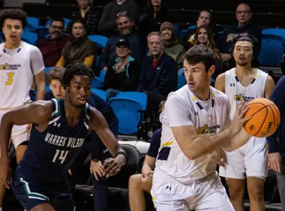 Kelly drives against Warren Wilson