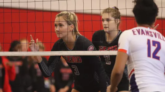Maggie_Adams_Annie_Wehrheim_2019_Redhawks_Invitational