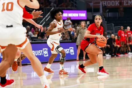 Women's Basketball Falls Sunday at #4 Texas Image