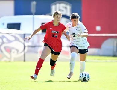 Carson Bohnenstiehl battling with a defender