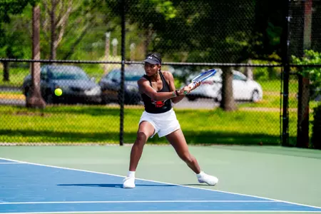 Yontha Tadoum hitting a cut backhand return