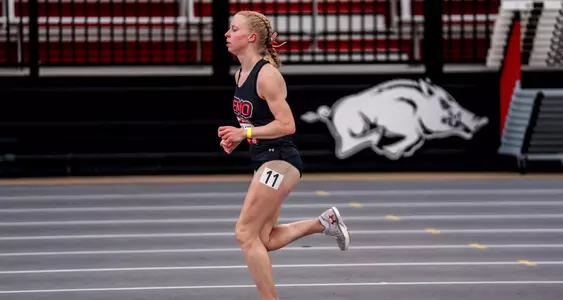 Claire Horstmann running down a straight in her distance race