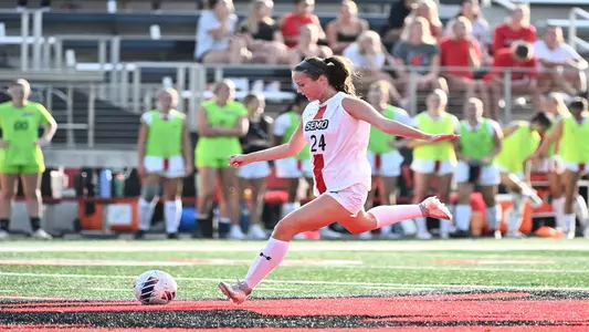Olivia Klinkhardt makes a pass