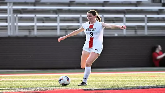 Jasmine Barney makes a pass