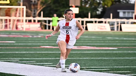 Carla Vizuete moves down the pitch
