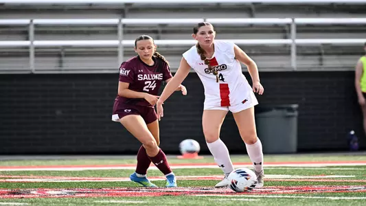 Rachel Kretzer fights for the ball