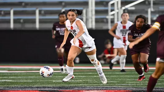Jocelyn Alicea rushes forward with ball