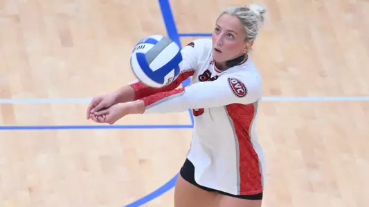 Holland Guilliams receiving a serve