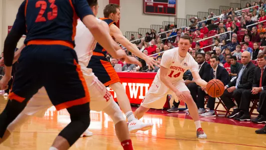 Andrew Petcash makes a bounce pass to a teammate