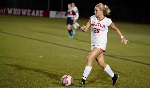 Lily Perryman runs with the ball.