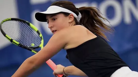 Erica Di Battista gets in position for a forehand shot