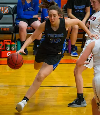 Lauren Davenport dribbling past a defender
