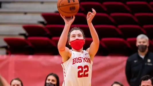 Maggie Pina shooting the basketball
