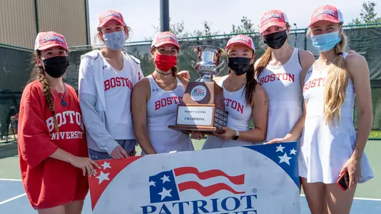 The six seniors of the women's tennis team with the PL championship trophy