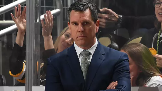 Mike Sullivan coaching behind the Pittsburgh Penguins bench