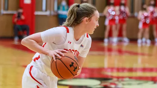Liz Shean surveys the court to look for a pass.